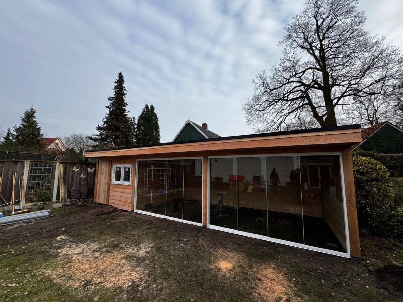 Glazen schuifwanden onder constructie