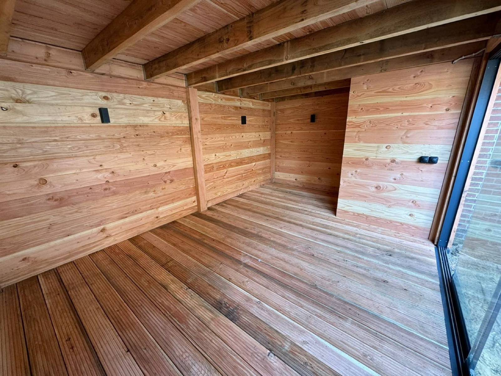 Interieur van houten overkapping met vlonder