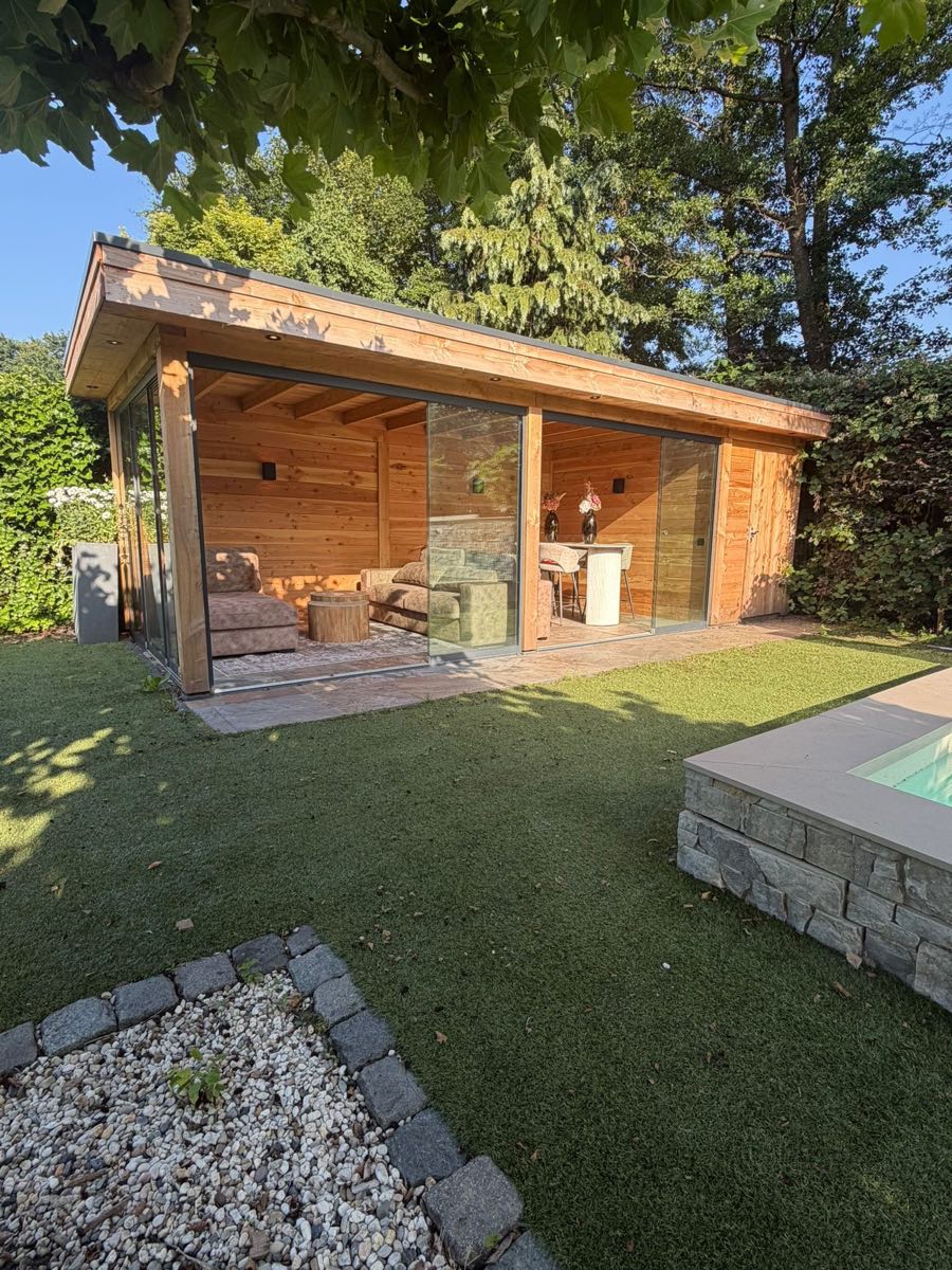 Houten tuinkamer met glaswanden naast een zwembad