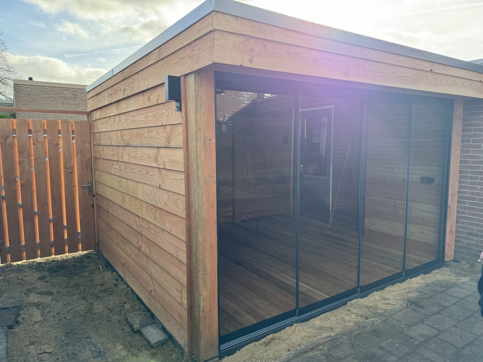Houten overkapping met glazen schuifwanden