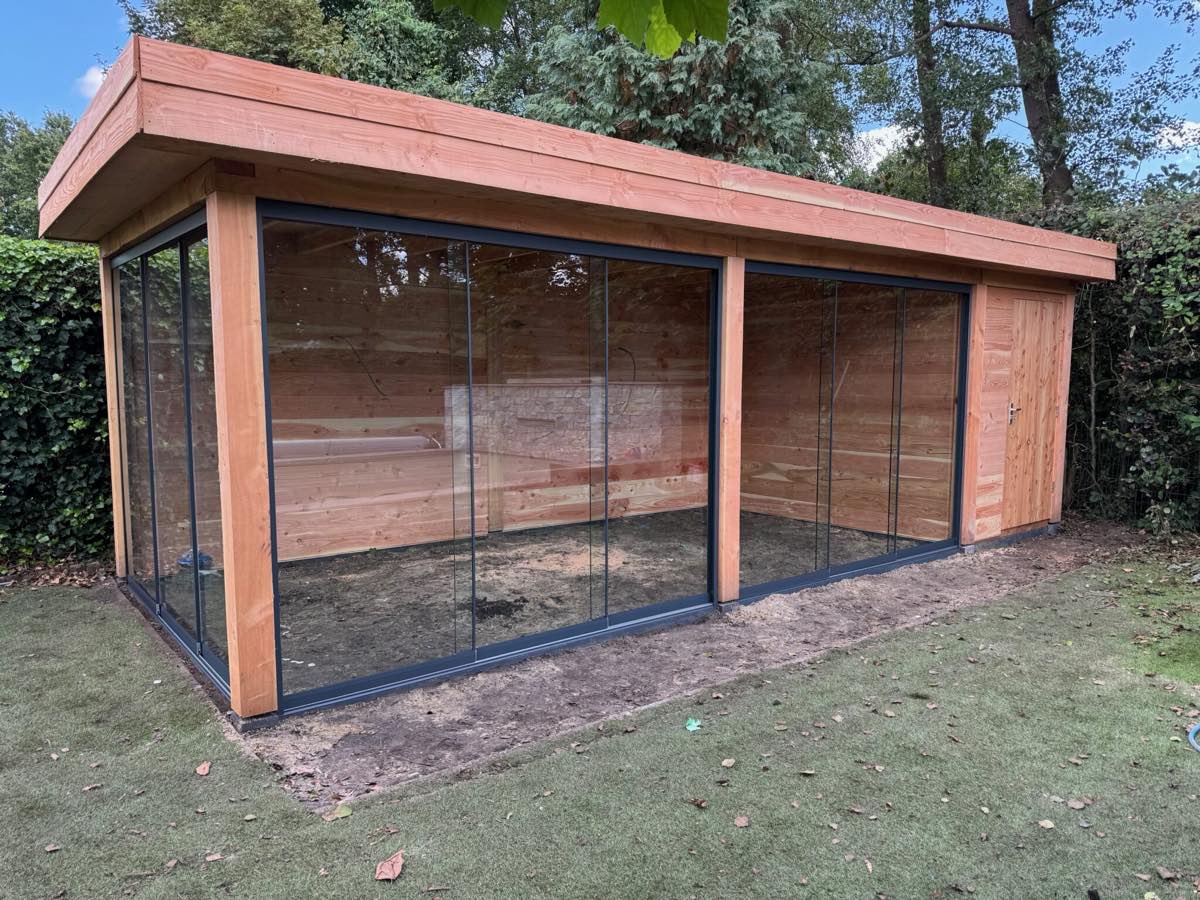 Gerealiseerde houten overkapping door BijHof in Twente