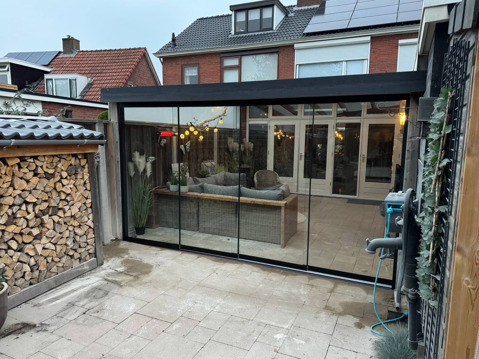 Zwarte tuinkamer met glazen schuifwanden