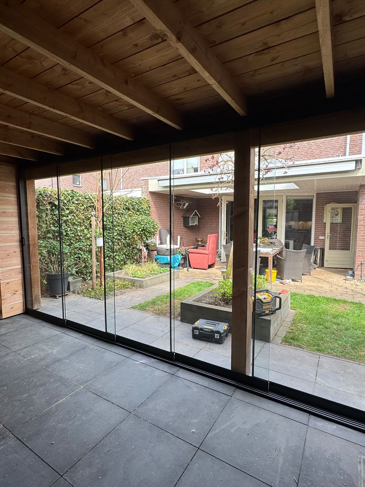 Glazen schuifwanden met zicht op de tuin