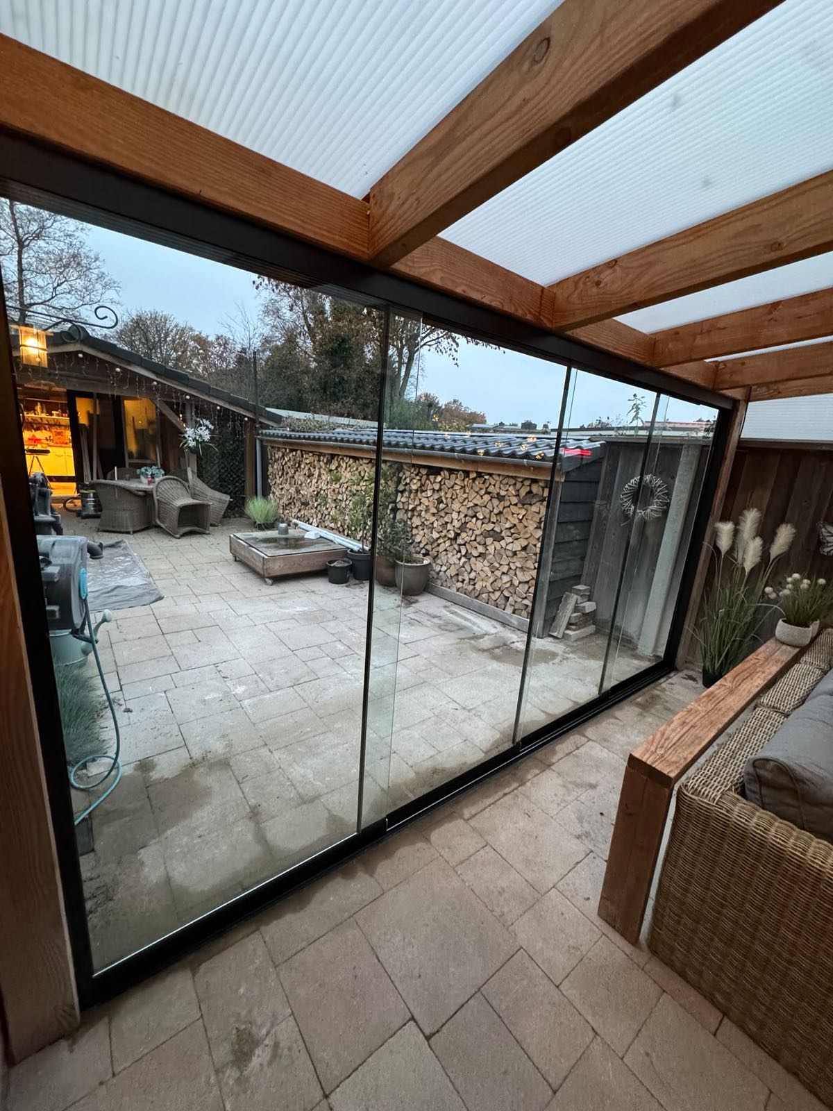 Zicht door glazen schuifwanden op de tuin