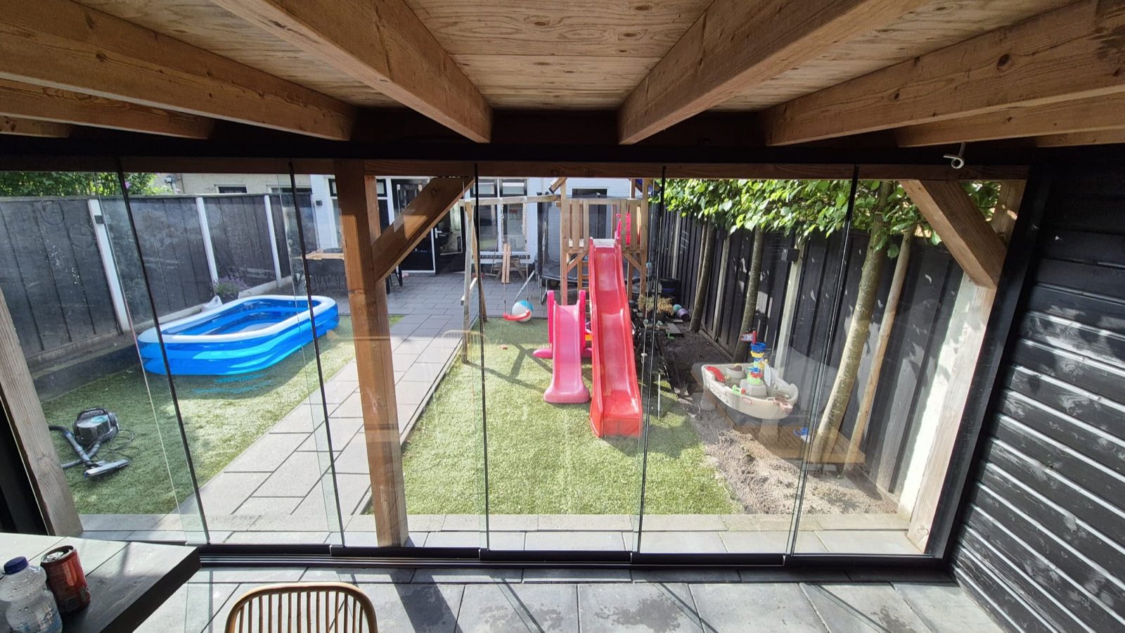 Glazen schuifwand met uitzicht op de tuin
