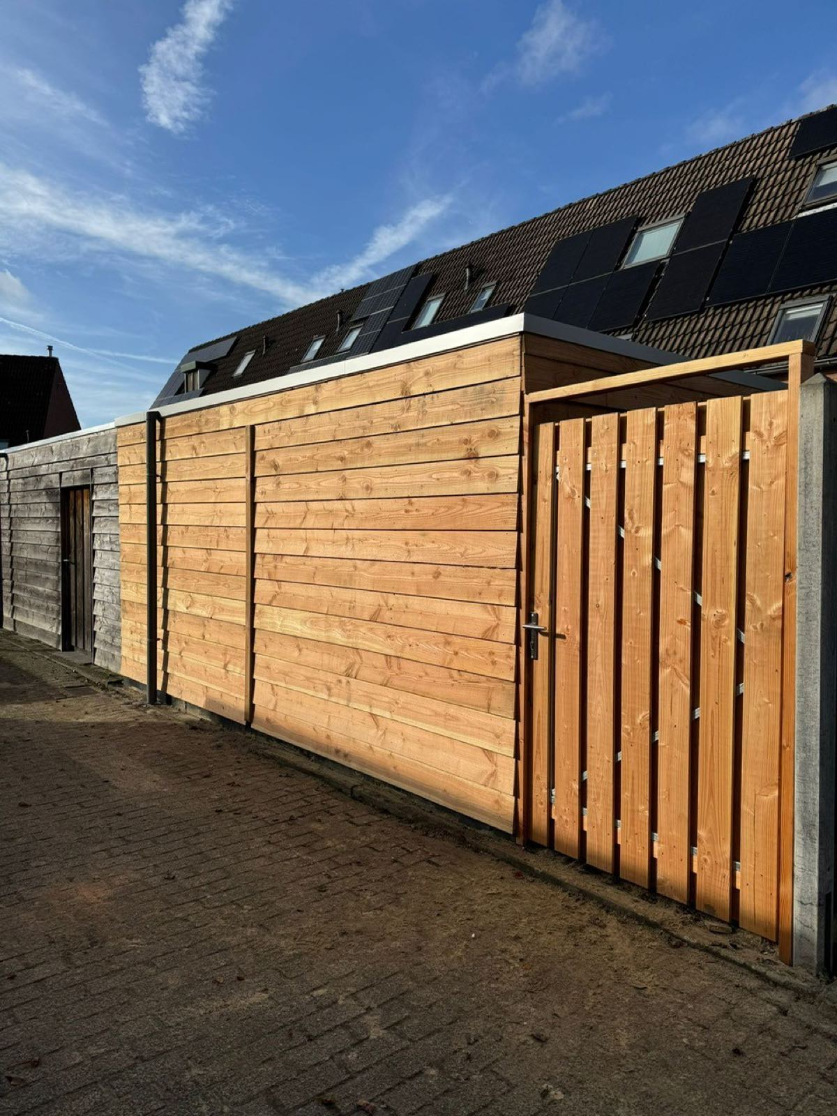 Moderne horizontale schutting met poort