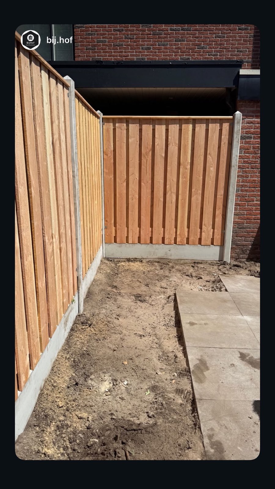 Houten schutting met betonpalen