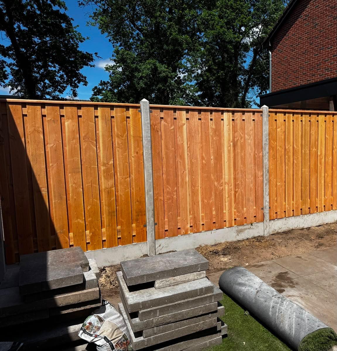Hardhouten schutting met schermen