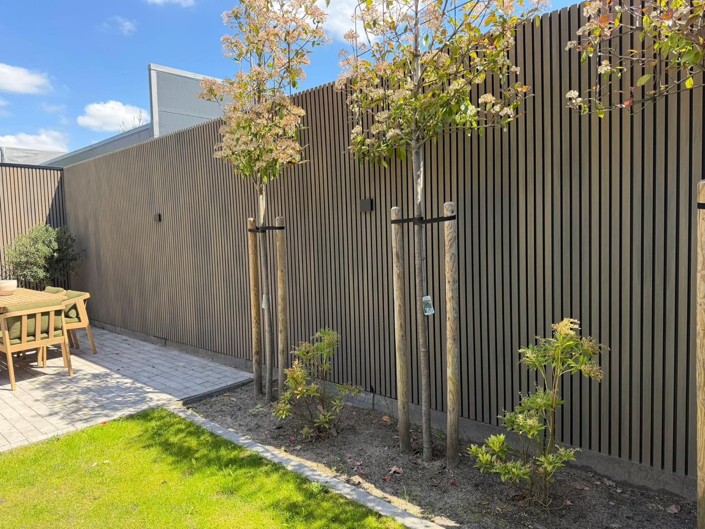 Moderne grijze houten schutting op maat