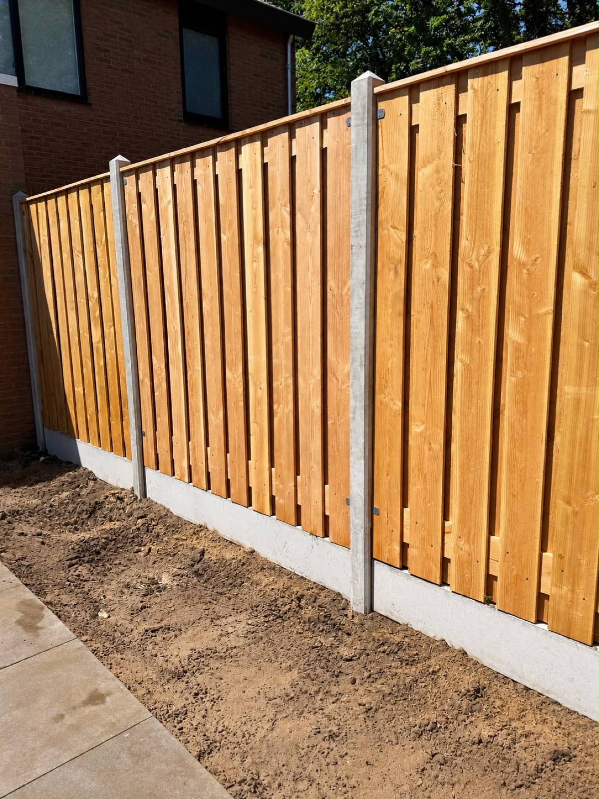Hardhouten schutting met betonpalen op maat